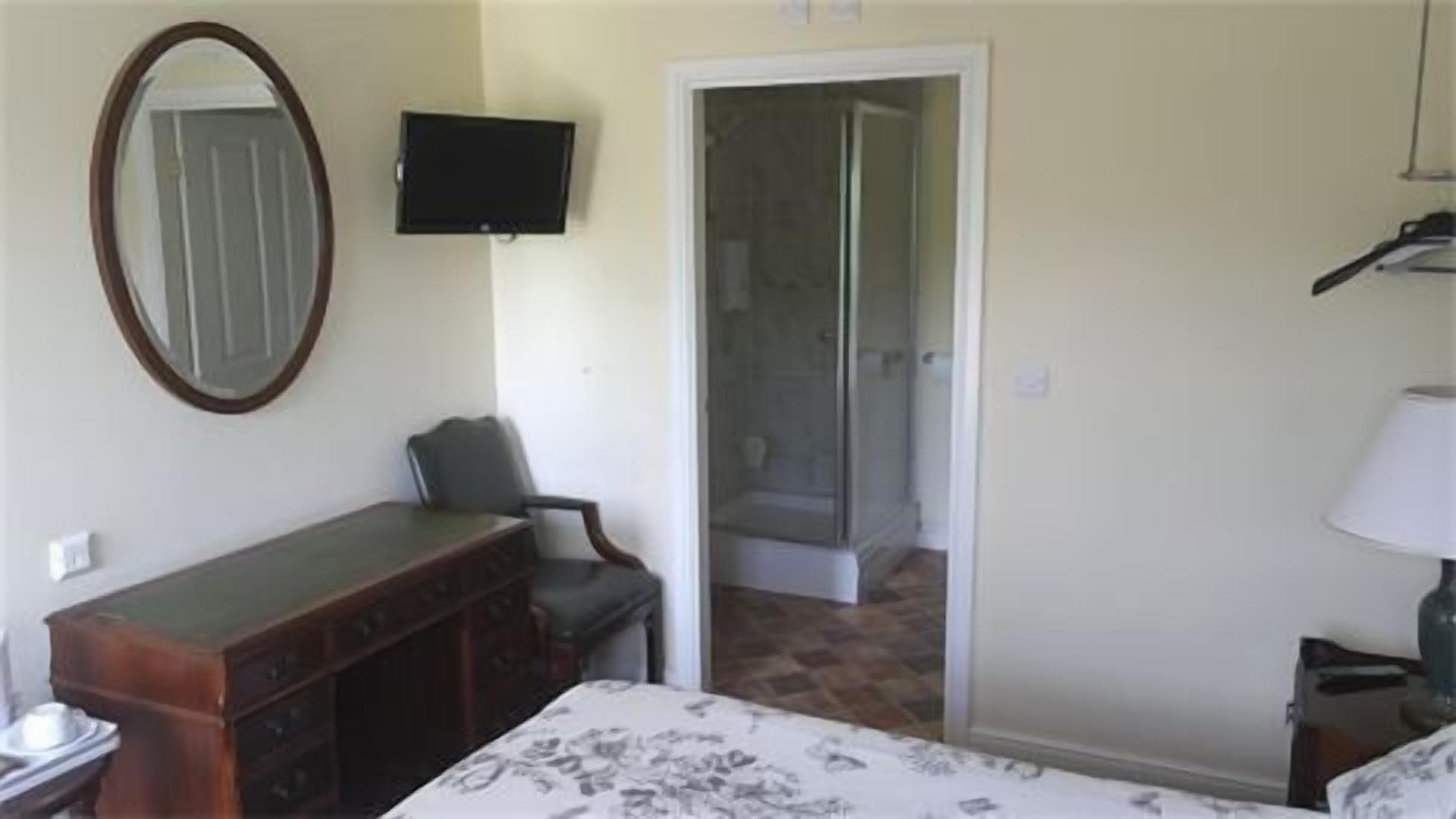 1 habitación, escritorio, tabla de planchar con plancha y ropa de cama 