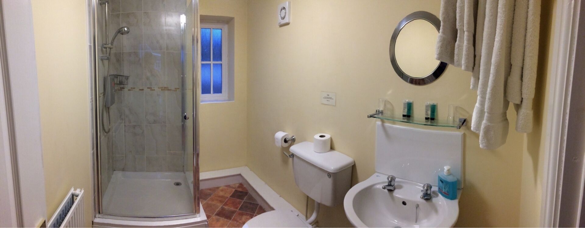 1 dormitorio, escritorio, tabla de planchar con plancha y ropa de cama