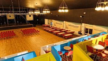 2 restaurants, lunch served