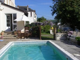 Una piscina al aire libre de temporada