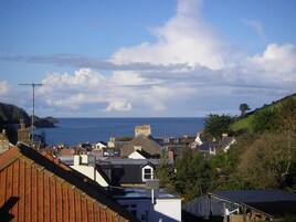 Un pueblo costero con casas y vista al mar.