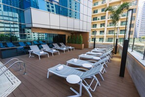 Piscine extérieure, parasols de plage