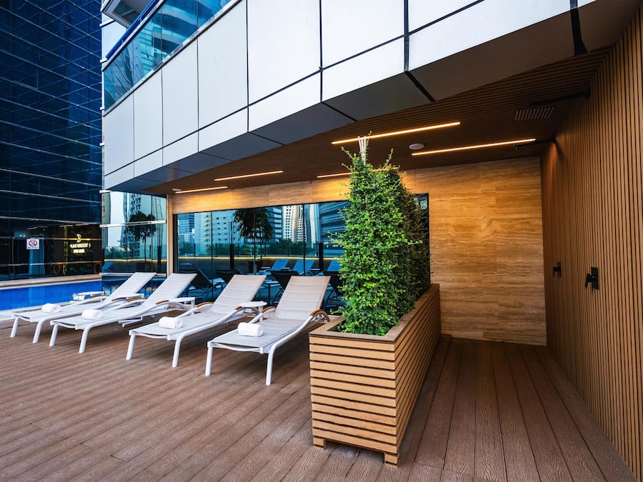 Een buitenzwembad, parasols voor strand/zwembad