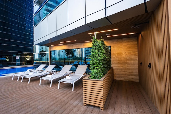 室外游泳池,池畔遮阳伞