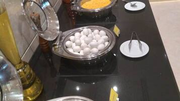 Daily full breakfast (AED 89 per person)