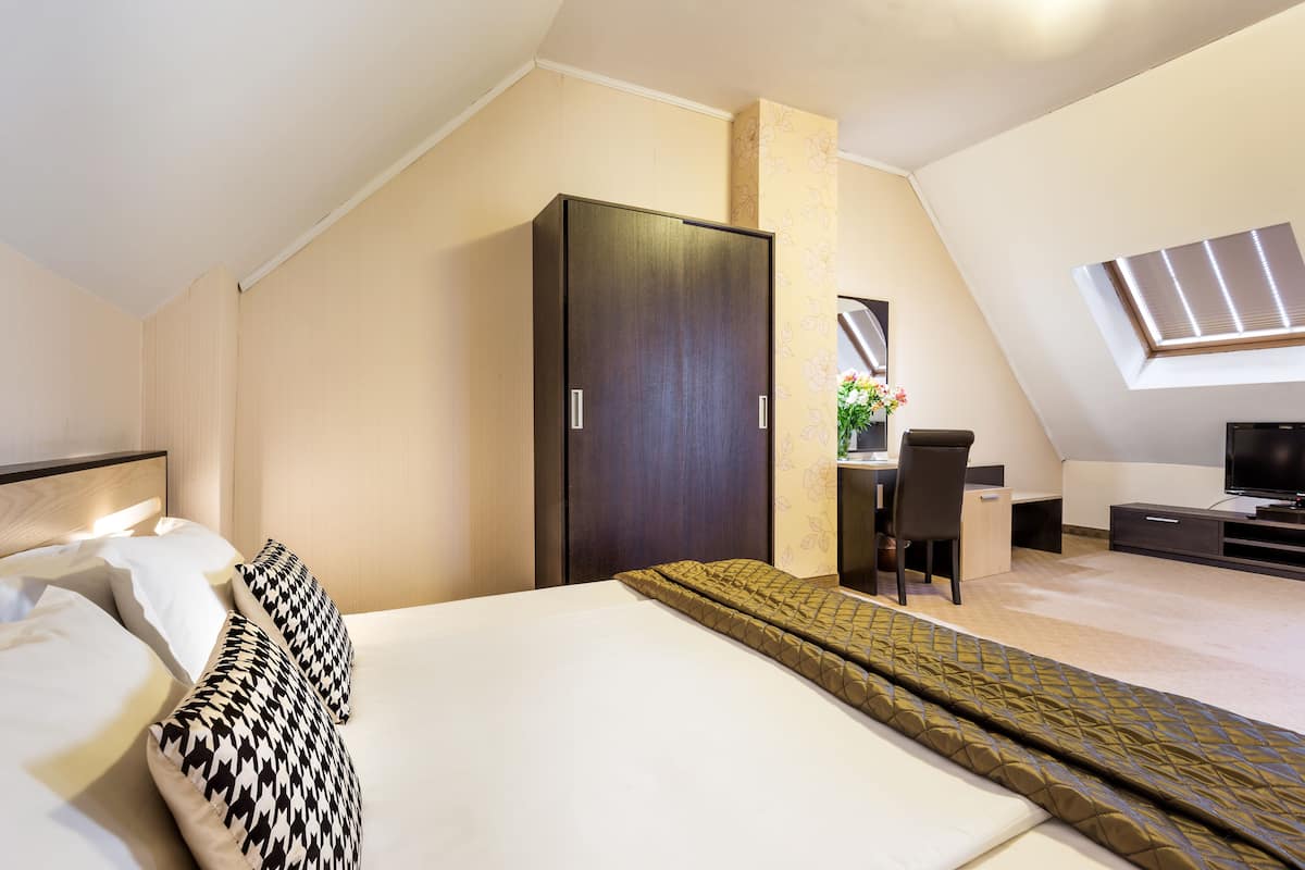 Suite, 1 queensize bed | Pillowtop-bedden, een minibar, een kluis op de kamer, een bureau
