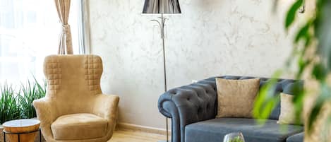 Coin salon dans le hall