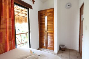 Caribbean Room with Terrace shared bathroom | セーフティボックス (室内)、WiFi (無料)、ベッドシーツ