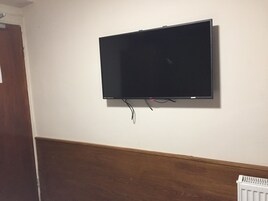 Ayrı ayrı dekore edilmiş, ayrı ayrı döşenmiş, masa, ütü/ütü masası 