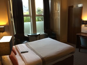 Habitación clásica doble | Decoración individual, mobiliario individual, escritorio