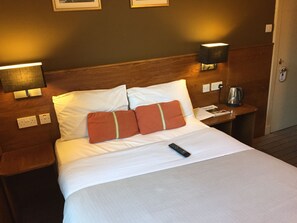 Quarto casal clássico | Individualmente decorados, individualmente mobiliados, escrivaninha