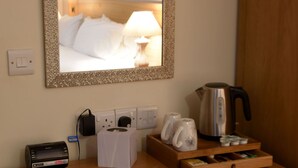 Habitación doble, baño en la habitación | Servicios de la habitación