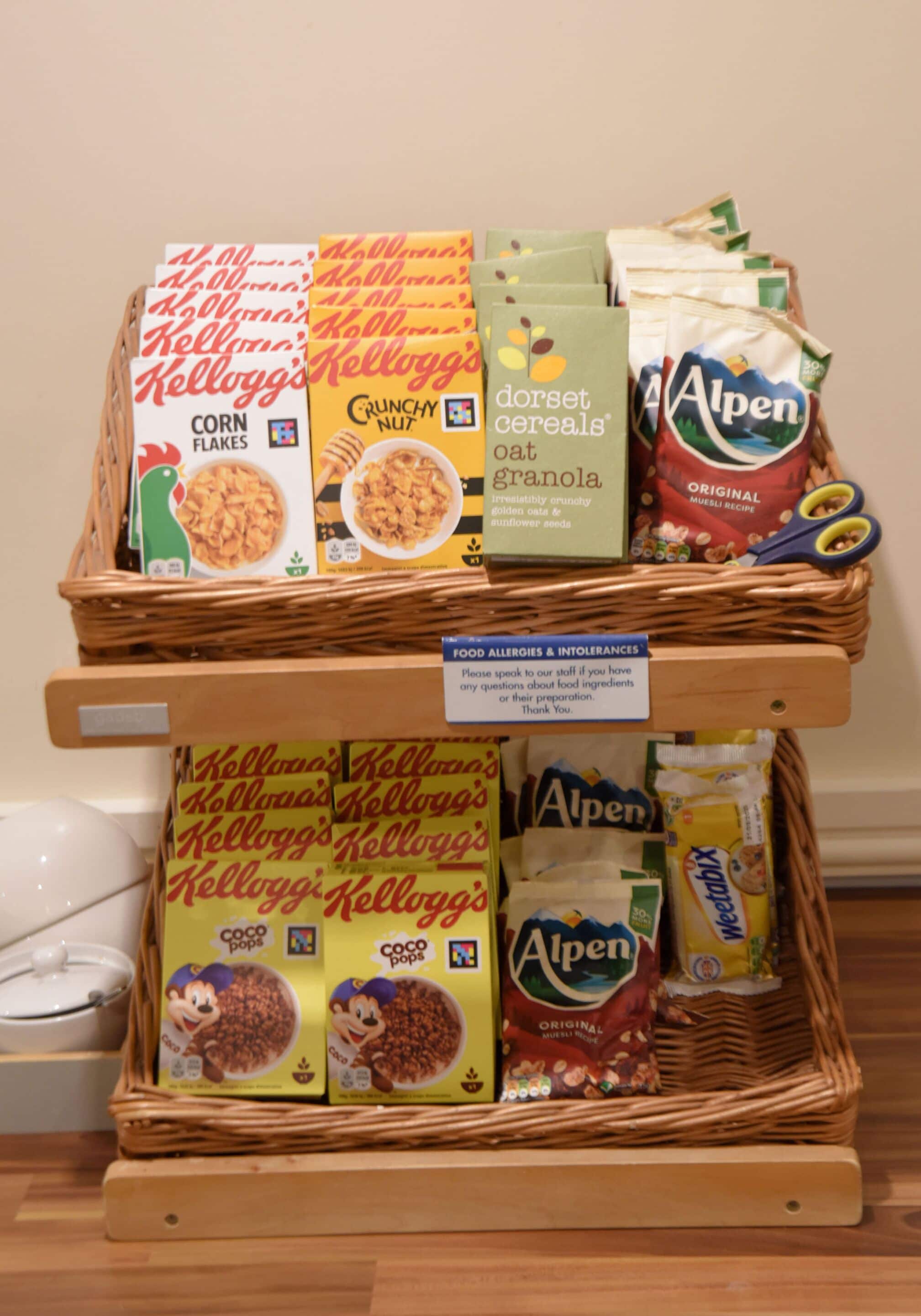 Exhibición de cajas de cereales, incluyendo marcas Kellogg's, Dorest y Alpen.