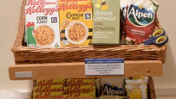Exhibición de cajas de cereales, incluyendo marcas Kellogg's, Dorest y Alpen.
