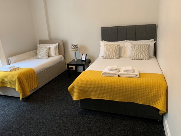 غرفة ثلاثية - بحمام داخل الغرفة | مكواة/لوح كي وواي فاي مجانًا وملاءات أسرّة