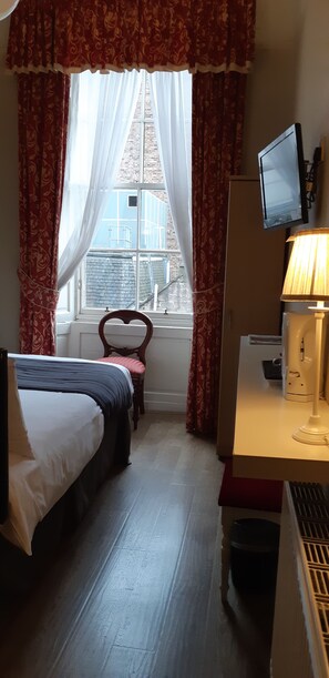 Dobbeltrom – basic | Skrivebord, strykejern/-brett og ekstrasenger (mot et tillegg)