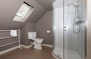 Shower, hair dryer, towels - Edinburgh Townhouse (Edinburgh)