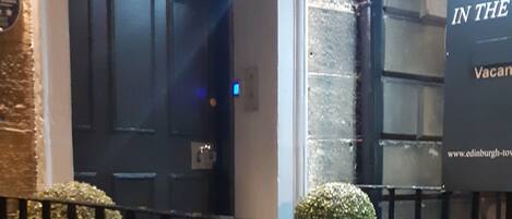 Vista frontal de la propiedad