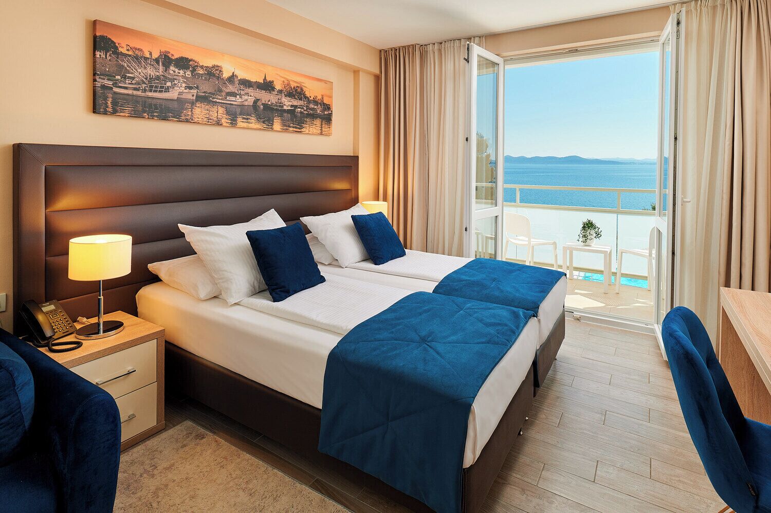 Superior room with balcony and sea view | 客房内保险箱、办公桌、免费 WiFi、床单