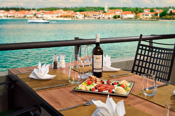 3 間餐廳；供應早餐、午餐、晚餐；地中海菜