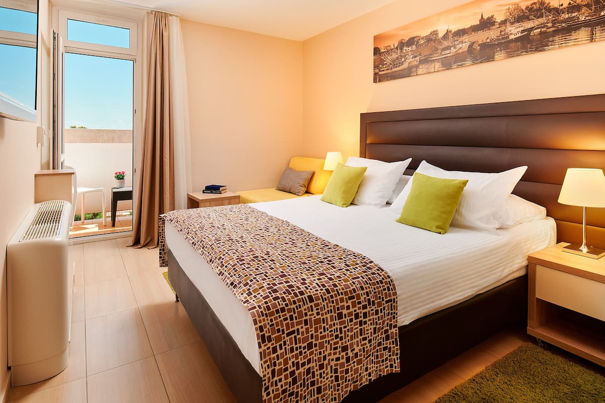 In-room safe, desk, WiFi (free), bed sheets