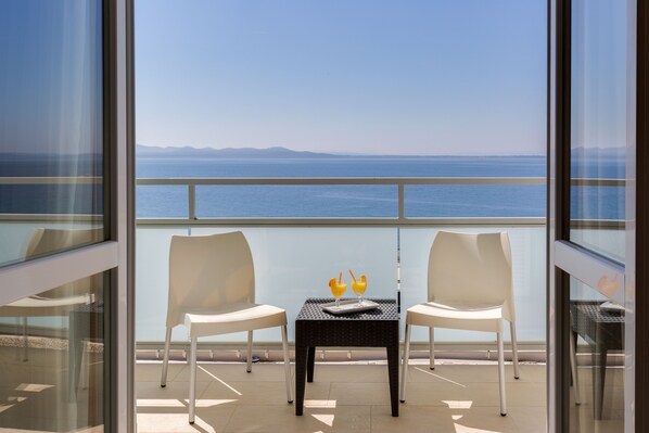 Family Room with Balcony - Sea Side | شرفة/رواق
