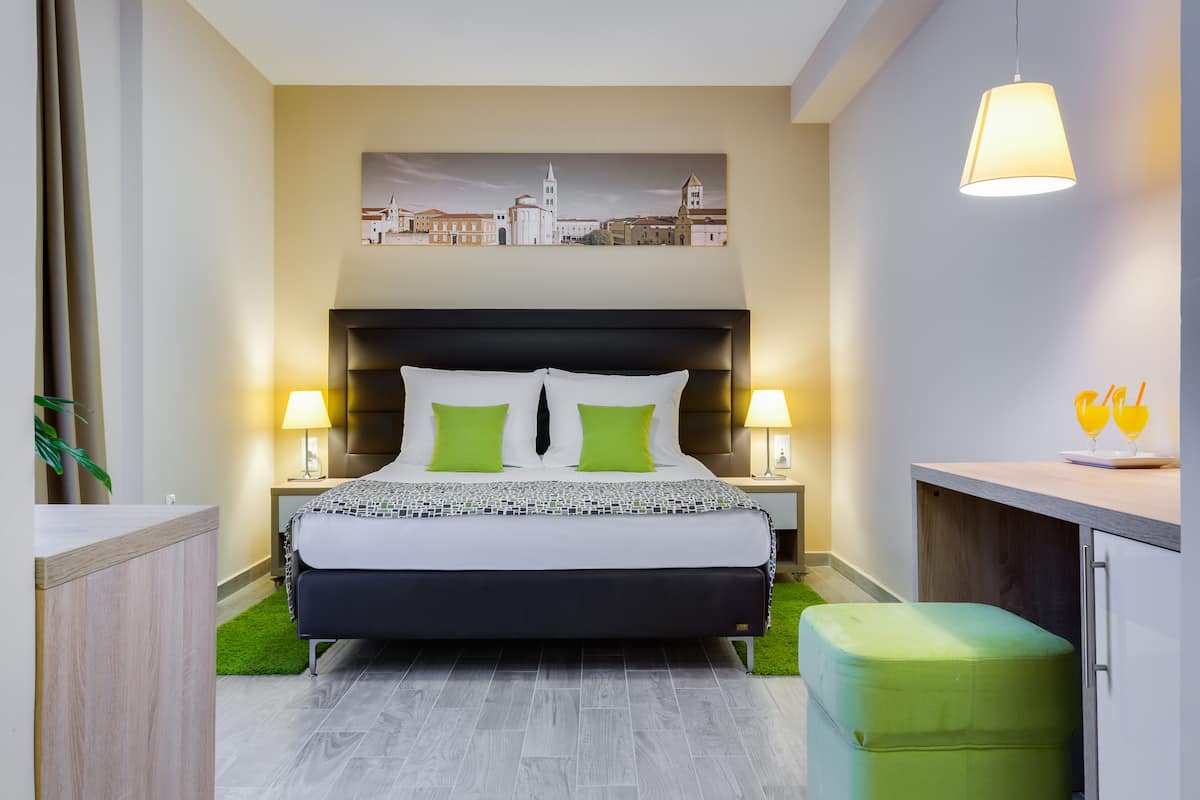 In-room safe, desk, WiFi (free), bed sheets