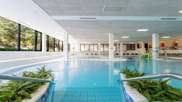 Piscine couverte, piscine extérieure, chaises longues