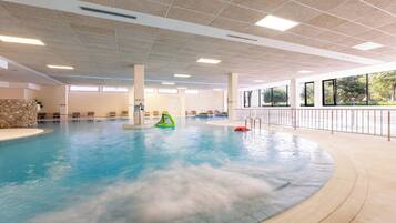 Piscine couverte, piscine extérieure, chaises longues