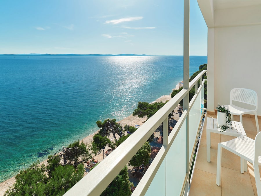 Superior room with balcony and sea view | Utsikt fra balkong