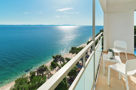 Superior room with balcony and sea view | Balcony view. Hotel Pinija