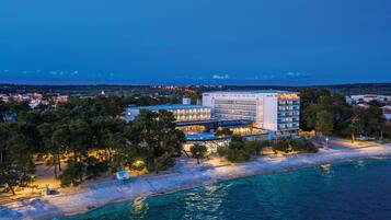 Vista frontal de la propiedad