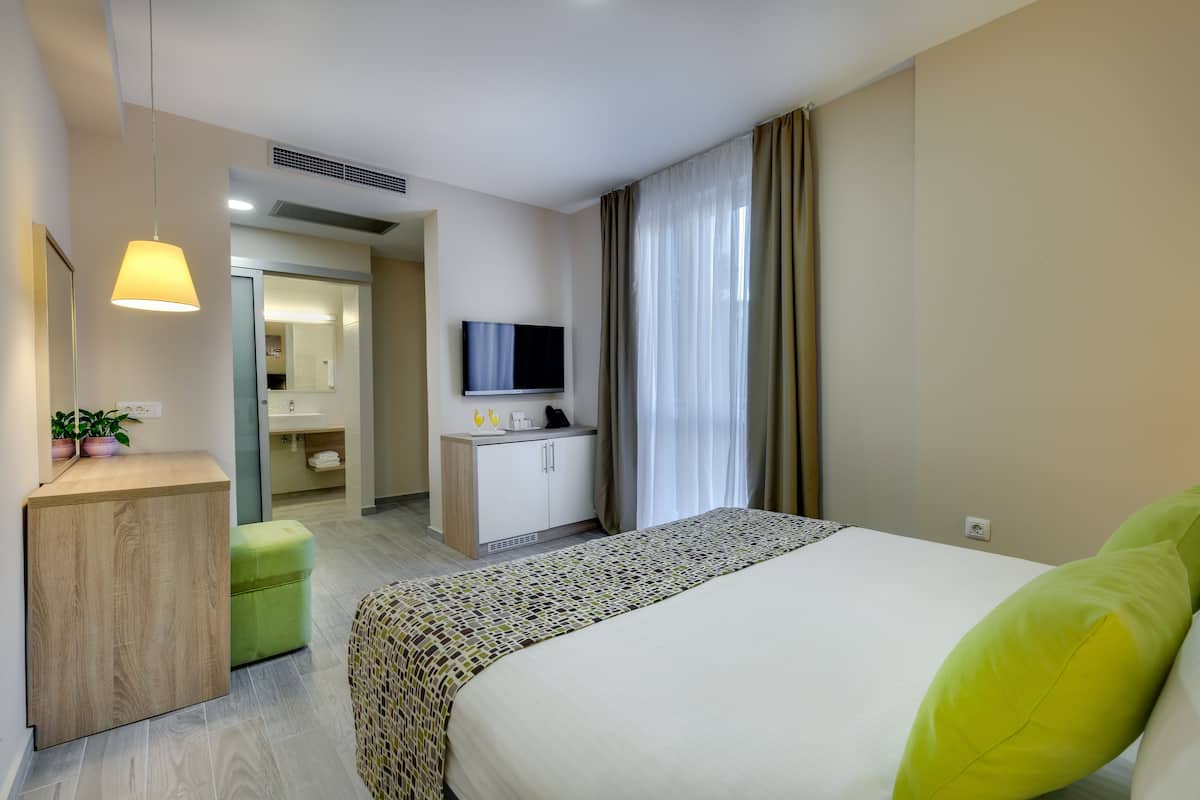 In-room safe, desk, WiFi (free), bed sheets