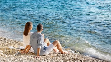 Sillas reclinables de playa, masajes en la playa, vóleibol de playa