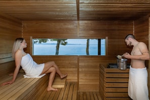 Parihoitohuone(ita), sauna, poreallas, höyrysauna, vartalohoitoja