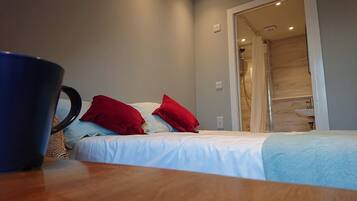 Tabla de planchar con plancha, wifi gratis y ropa de cama