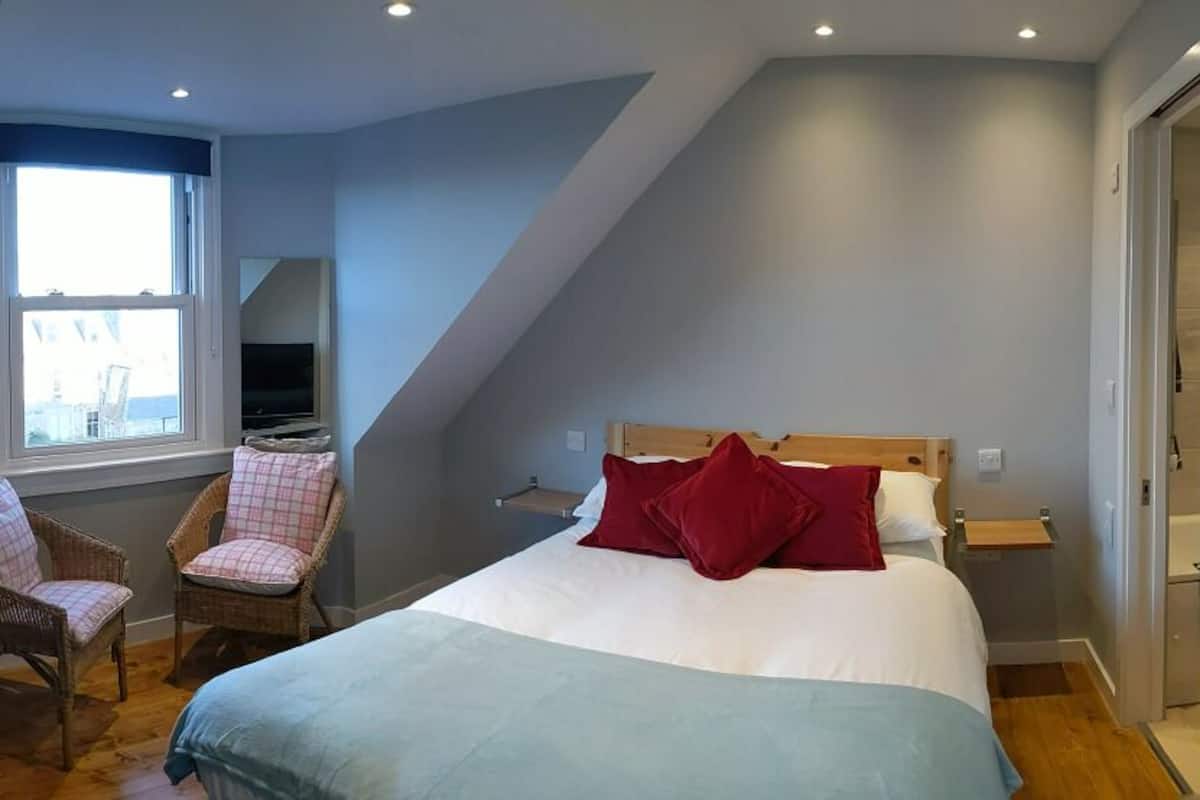 Iron/ironing board, free WiFi, bed sheets