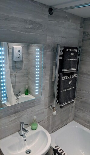 Single Room, Ensuite | Bathroom - Falcon Crest Guest House (Edinburgh)