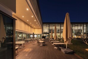 供应早餐、午餐和晚餐