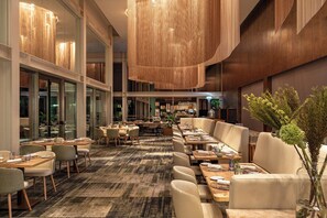 供应早餐、午餐和晚餐