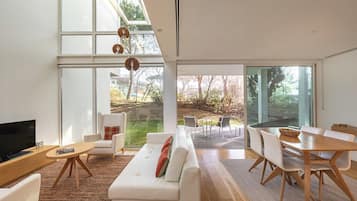 Minibar, caja de seguridad en la habitación y escritorio