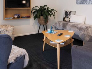 1 Bedroom Apartment Plus | Oppholdsområde | LCD-TV