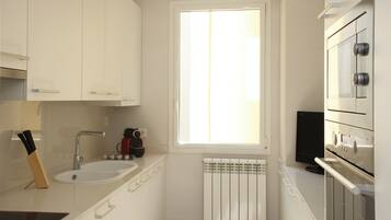 Grand réfrigérateur, micro-ondes, four, plaque de cuisson