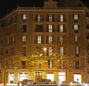 Front of property – evening/night - MH Apartments Suites  (Barcelona)