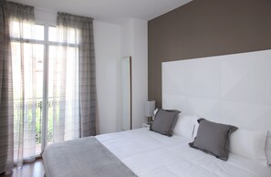 Down comforters, in-room safe, blackout drapes, soundproofing - MH Apartments Suites  (Barcelona)