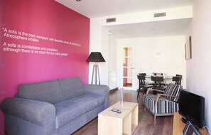 21-inch flat-screen TV with satellite channels, LCD TV - MH Apartments Suites  (Barcelona)