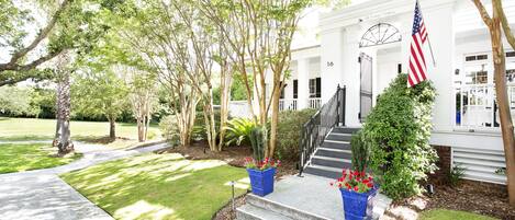 Vista frontal de la propiedad