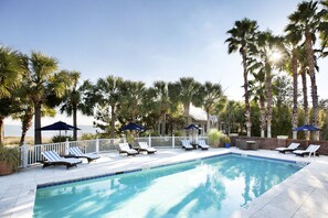 Outdoor pool, pool umbrellas, pool loungers - The Cottages on Charleston Harbor (Mount Pleasant)
