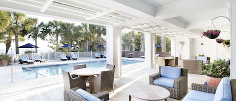 Piscine extérieure, parasols de plage, chaises longues