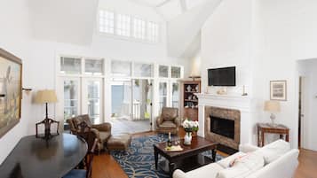 Casa de campo, 2 quartos, vista para o porto | Área de estar | TV de tela plana 35 polegadas com canais a cabo, TV, lareira